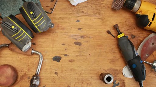 Elektrisch gereedschap zoals een boormachine op een werkbank in een garage