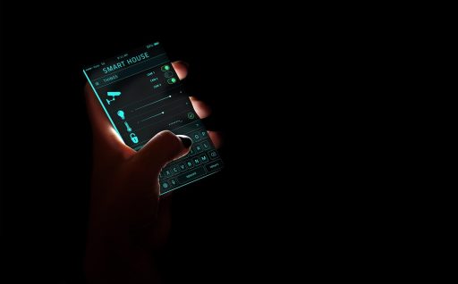 Energiemonitor app op smartphone met verbruiksgrafiek op het scherm