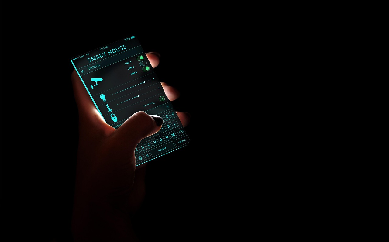 Energiemonitor app op smartphone met verbruiksgrafiek op het scherm