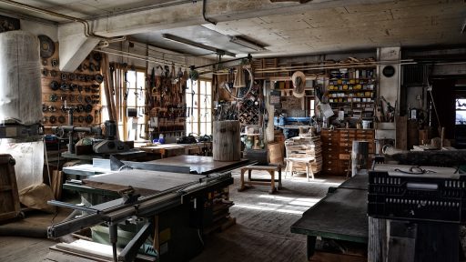 Netjes ingerichte gereedschapskast met goed georganiseerde lades en gereedschap op vaste plekken