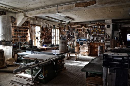 Netjes ingerichte gereedschapskast met goed georganiseerde lades en gereedschap op vaste plekken