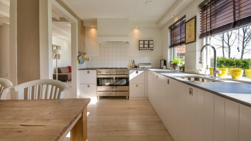 Een slimme speaker op een salontafel in een moderne woonkamer als onderdeel van een smart home setup