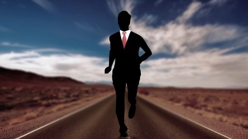 Man in sportkleding aan het hardlopen, gekleed in compressieshort en sportshirt