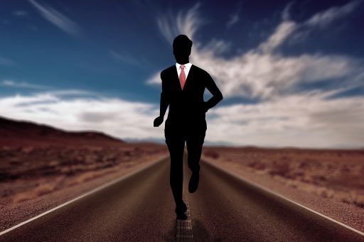 Man in sportkleding aan het hardlopen, gekleed in compressieshort en sportshirt