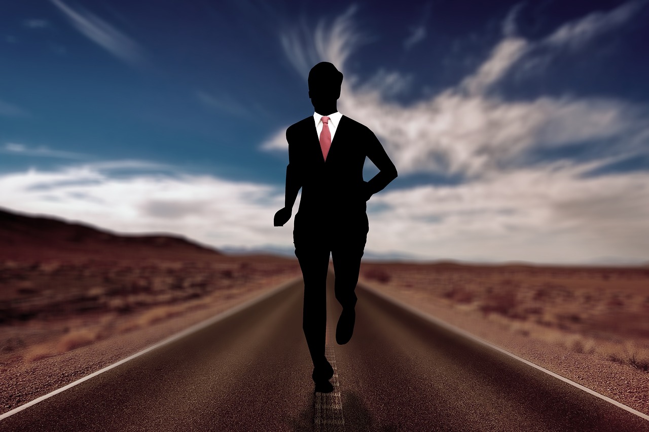 Man in sportkleding aan het hardlopen, gekleed in compressieshort en sportshirt