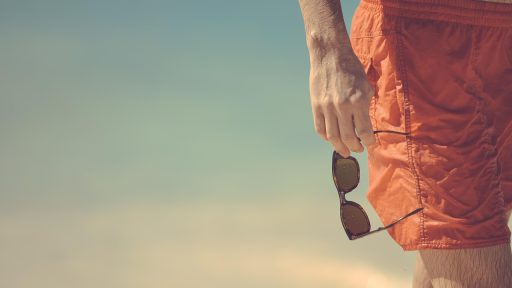 Man die buiten ontspant op een warme zomerdag