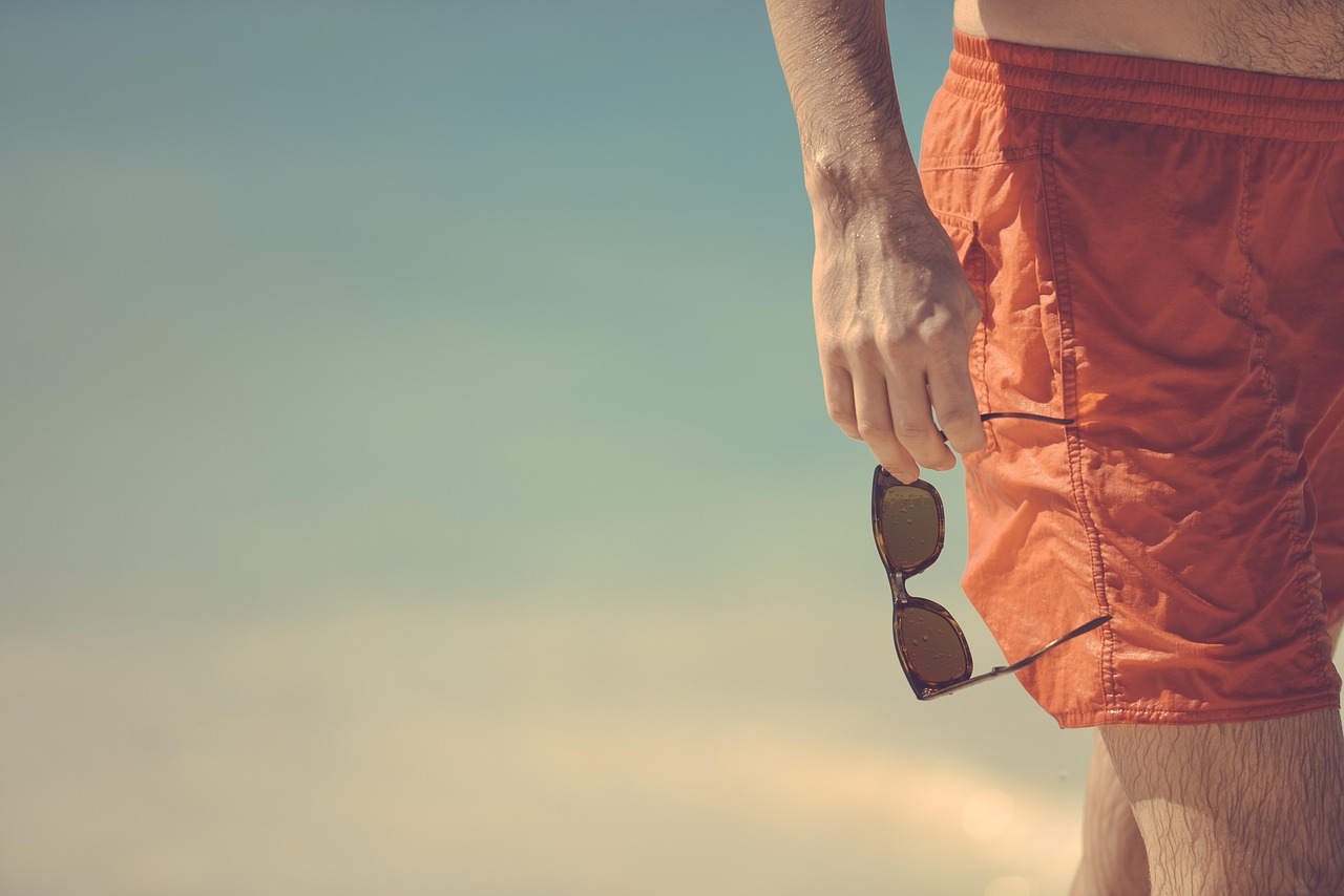 Man die buiten ontspant op een warme zomerdag