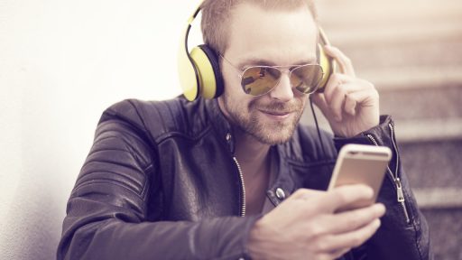 Man die zijn financiën bijhoudt via een budgetteringsapp op zijn telefoon