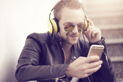 Man die zijn financiën bijhoudt via een budgetteringsapp op zijn telefoon