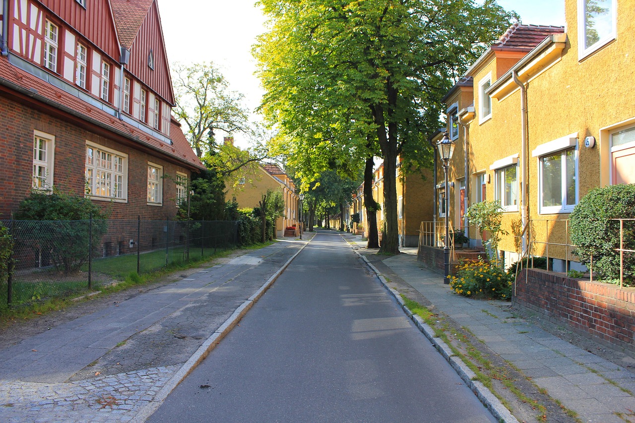 Een drukke straat in Berlijn op een zomerse dag met mensen op een terras