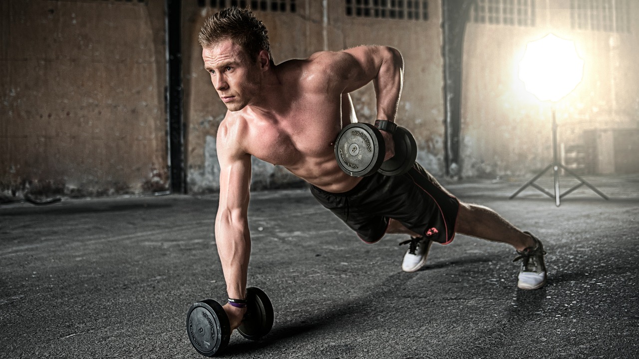 Krachttraining schoenen op de vloer van een sportschool naast een squat rack