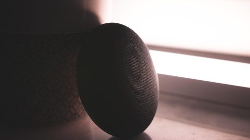 Slim energiemonitor scherm met verbruiksdata in een modern huis