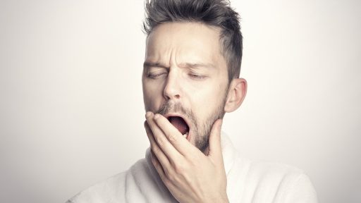 Man die wakker wordt in de ochtend met daglicht door het raam