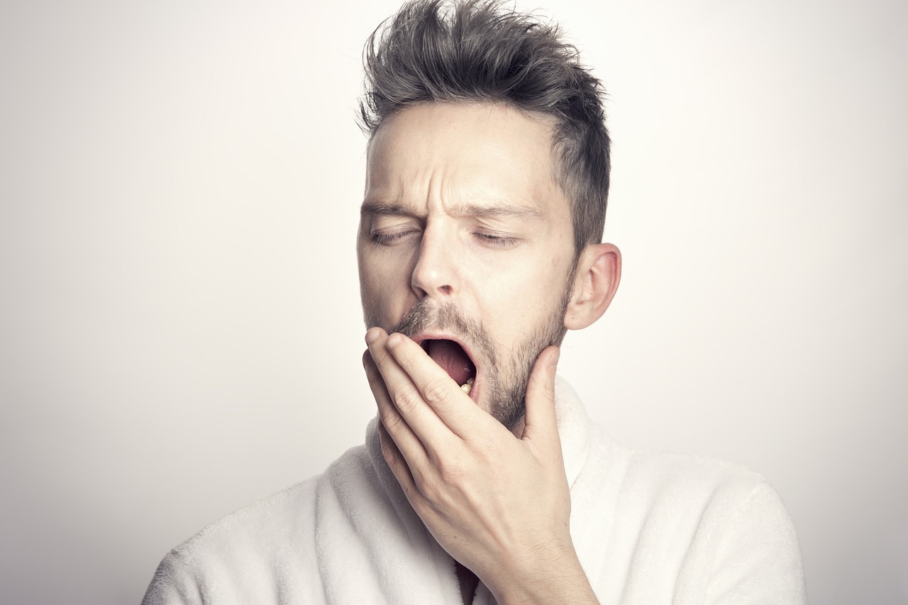 Man die wakker wordt in de ochtend met daglicht door het raam