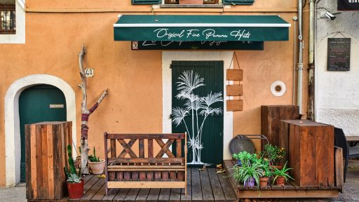 Italiaanse man op een terras in stijlvolle casual kleding