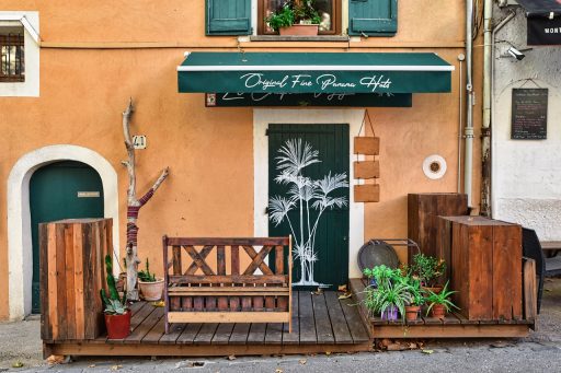 Italiaanse man op een terras in stijlvolle casual kleding