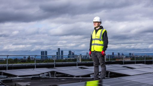 Man die zonnepanelen op een dak inspecteert op zonnige dag