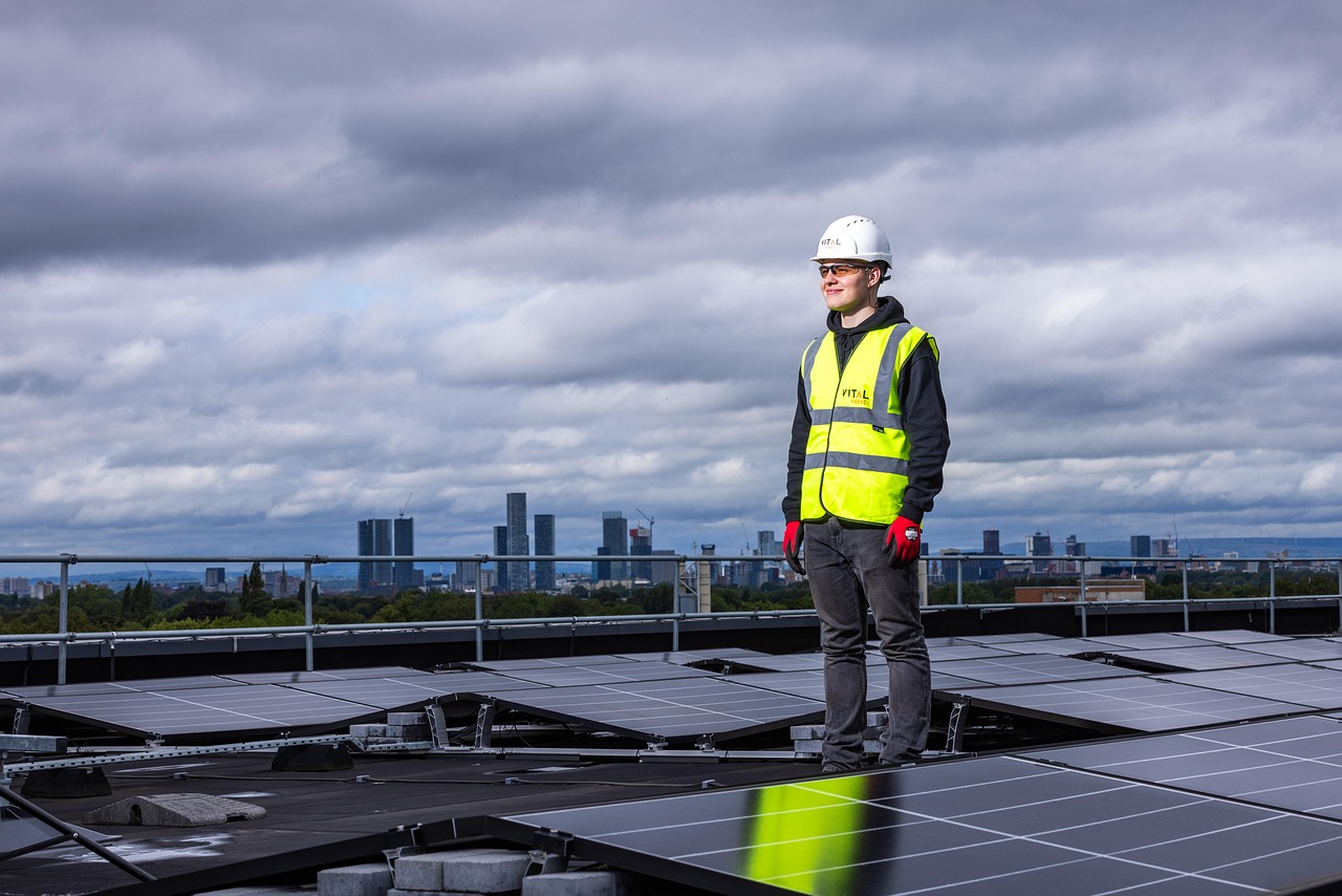 Man die zonnepanelen op een dak inspecteert op zonnige dag