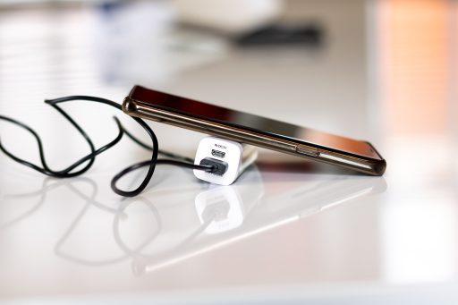 Accu van elektrisch gereedschap op een lader naast een accuboor
