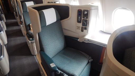 Luxe businessclass stoel in een vliegtuig, het doel van slim air miles sparen