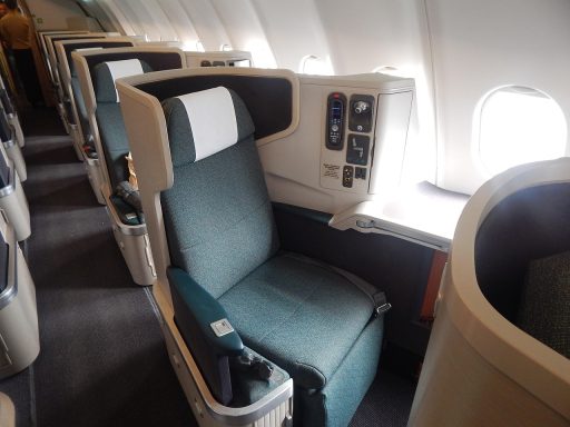 Luxe businessclass stoel in een vliegtuig, het doel van slim air miles sparen