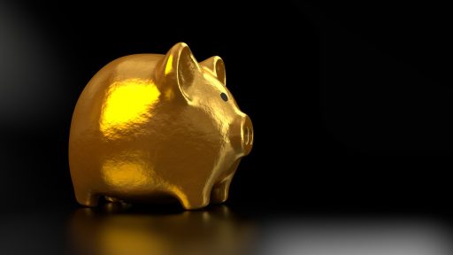 Spaarpot met munten naast een rekenmachine als symbool voor spaarrente vergelijken