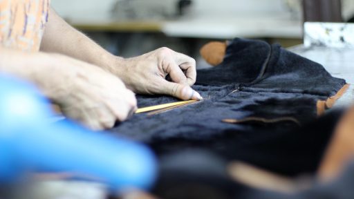 Professioneel handgereedschap inclusief ringsteeksleutels en doppenset in een werkplaats