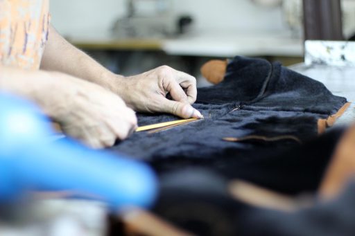 Professioneel handgereedschap inclusief ringsteeksleutels en doppenset in een werkplaats