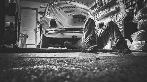 Nette garage ingericht als werkplaats met gereedschap aan de muur en een werkbank