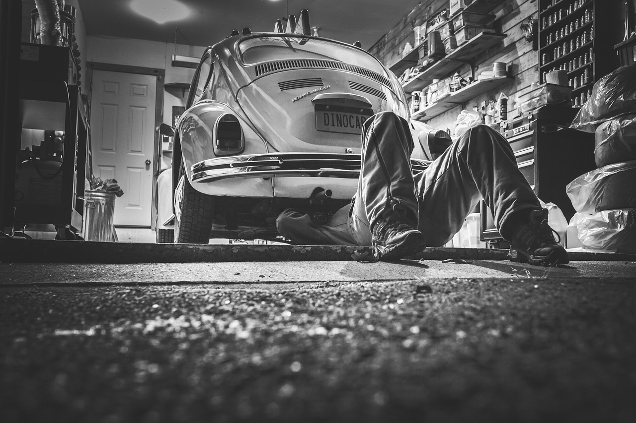 Nette garage ingericht als werkplaats met gereedschap aan de muur en een werkbank