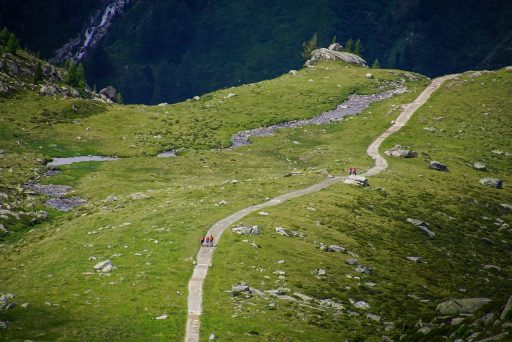 Groep mannen van middelbare leeftijd op een bergpad tijdens een avontuurlijke groepsreis