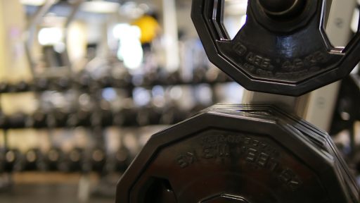 Gewichten en een barbell in een sportschool, klaar voor krachttraining