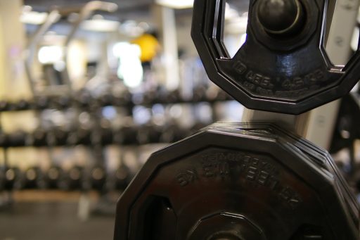 Gewichten en een barbell in een sportschool, klaar voor krachttraining