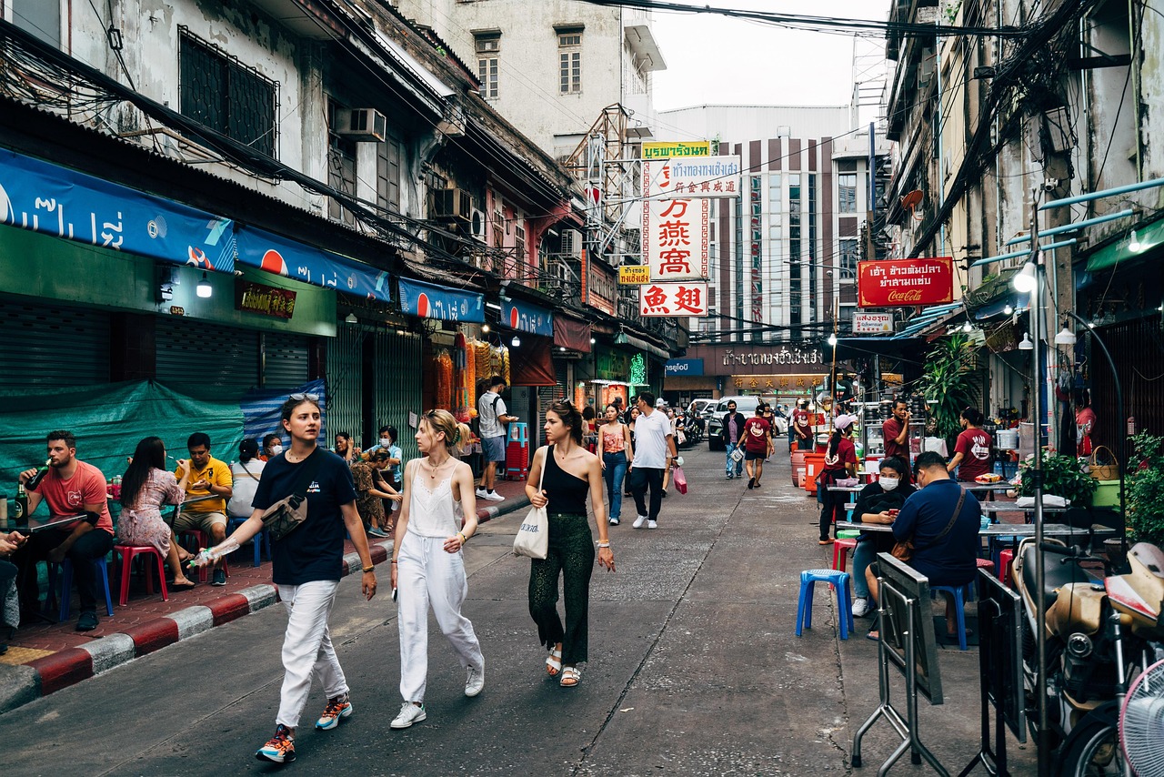 Drukke straatmarkt in Bangkok met toeristen en lokale verkopers