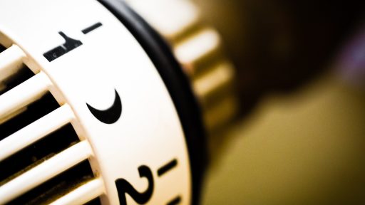 Radiator aan de muur in een woonkamer, klaar voor het stookseizoen