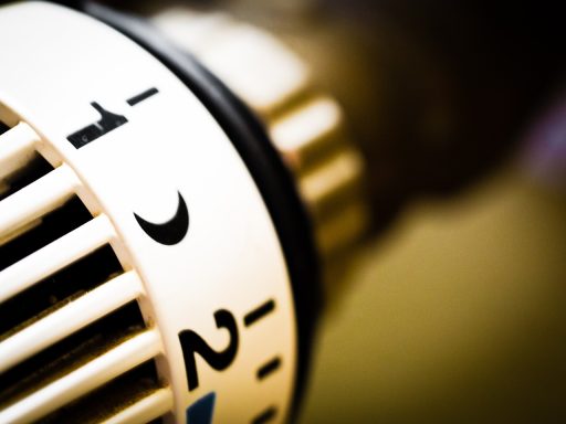 Radiator aan de muur in een woonkamer, klaar voor het stookseizoen