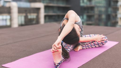 Man die een heupstrek doet op een yogamat na krachttraining