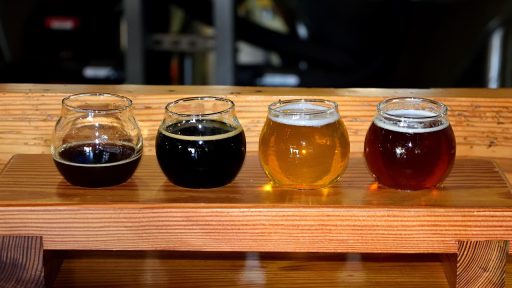 Interieur van een ambachtelijke brouwerij met houten tafels en bierglazen klaar voor een proefsessie