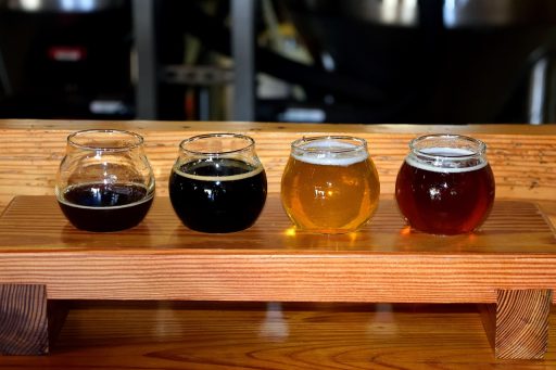 Interieur van een ambachtelijke brouwerij met houten tafels en bierglazen klaar voor een proefsessie
