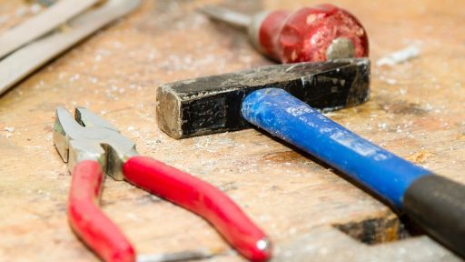 Hazet gereedschapsset uitgestald op een werkbank