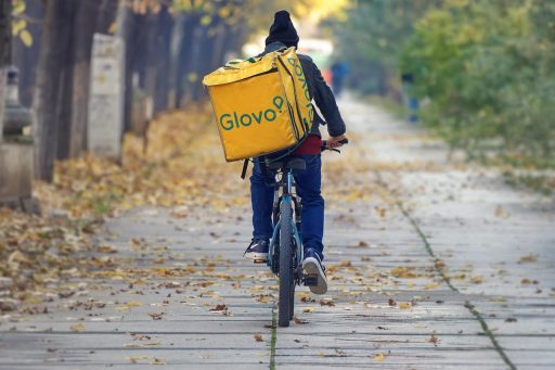 Man loopt buiten in de regen tijdens een herfsttraining