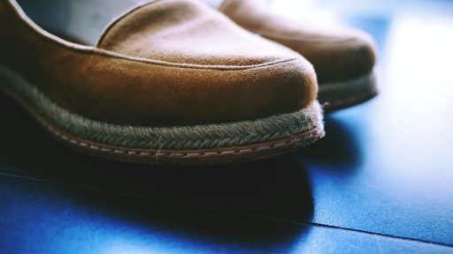 Italiaanse lederen loafers voor heren op een houten ondergrond