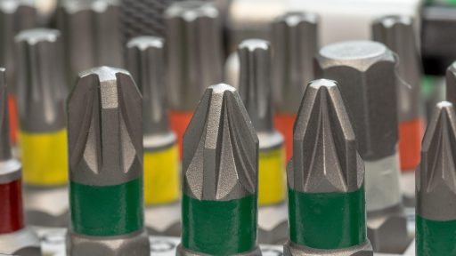 Wera bits assortiment met verschillende schroefprofielen zoals Pozidriv, Torx en Phillips naast elkaar