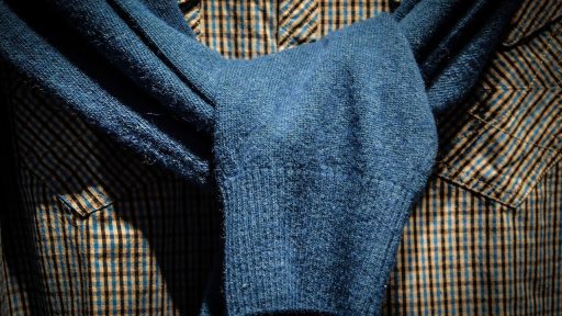 Man bekijkt overhemden in een kledingwinkel